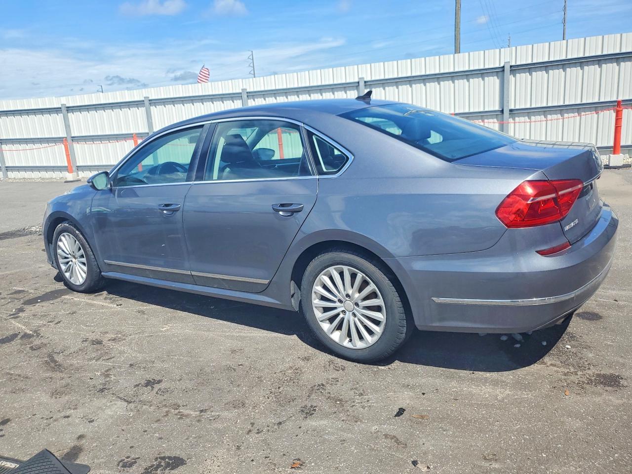 2016 Volkswagen Passat, SE