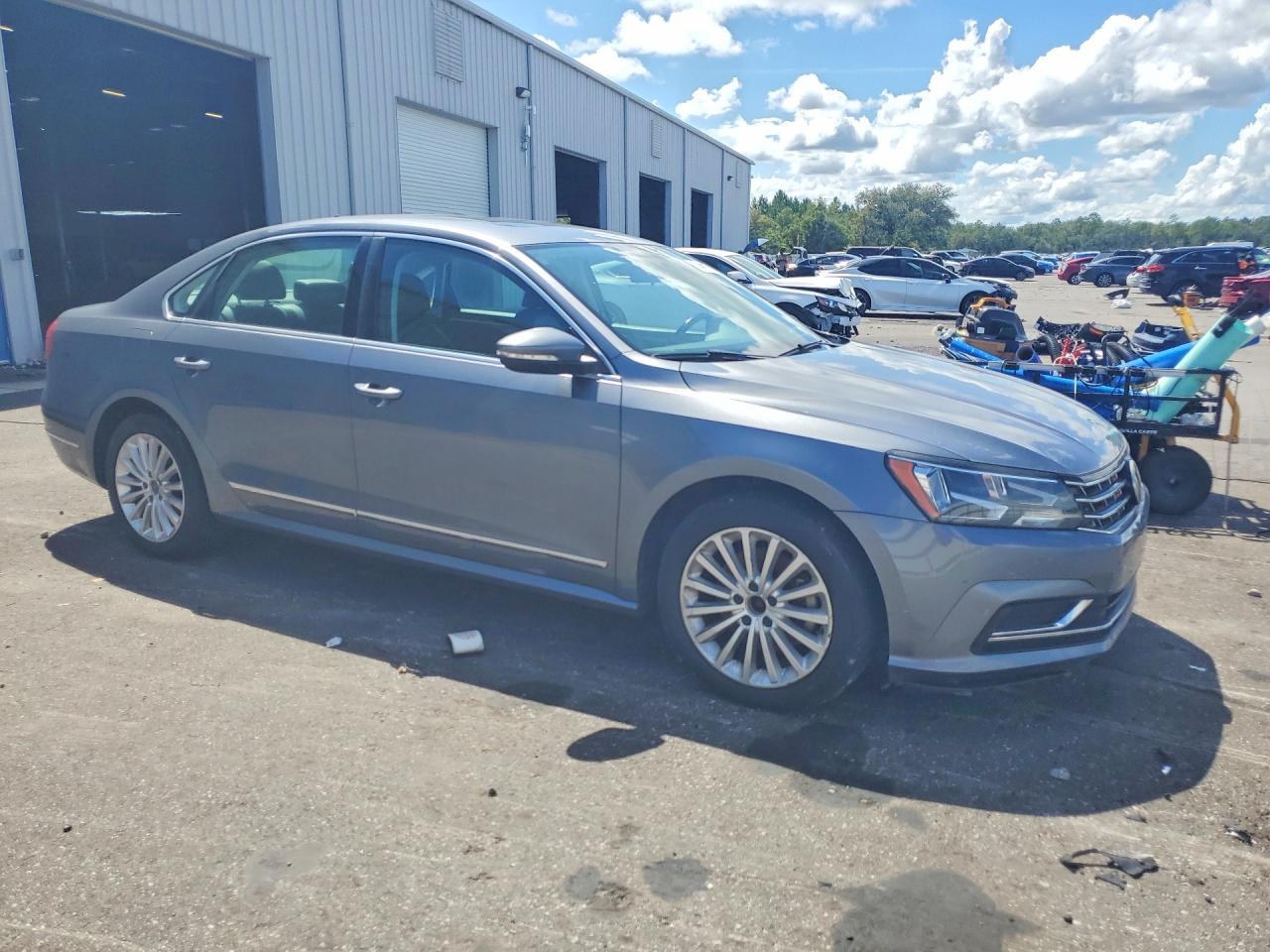 2016 Volkswagen Passat, SE