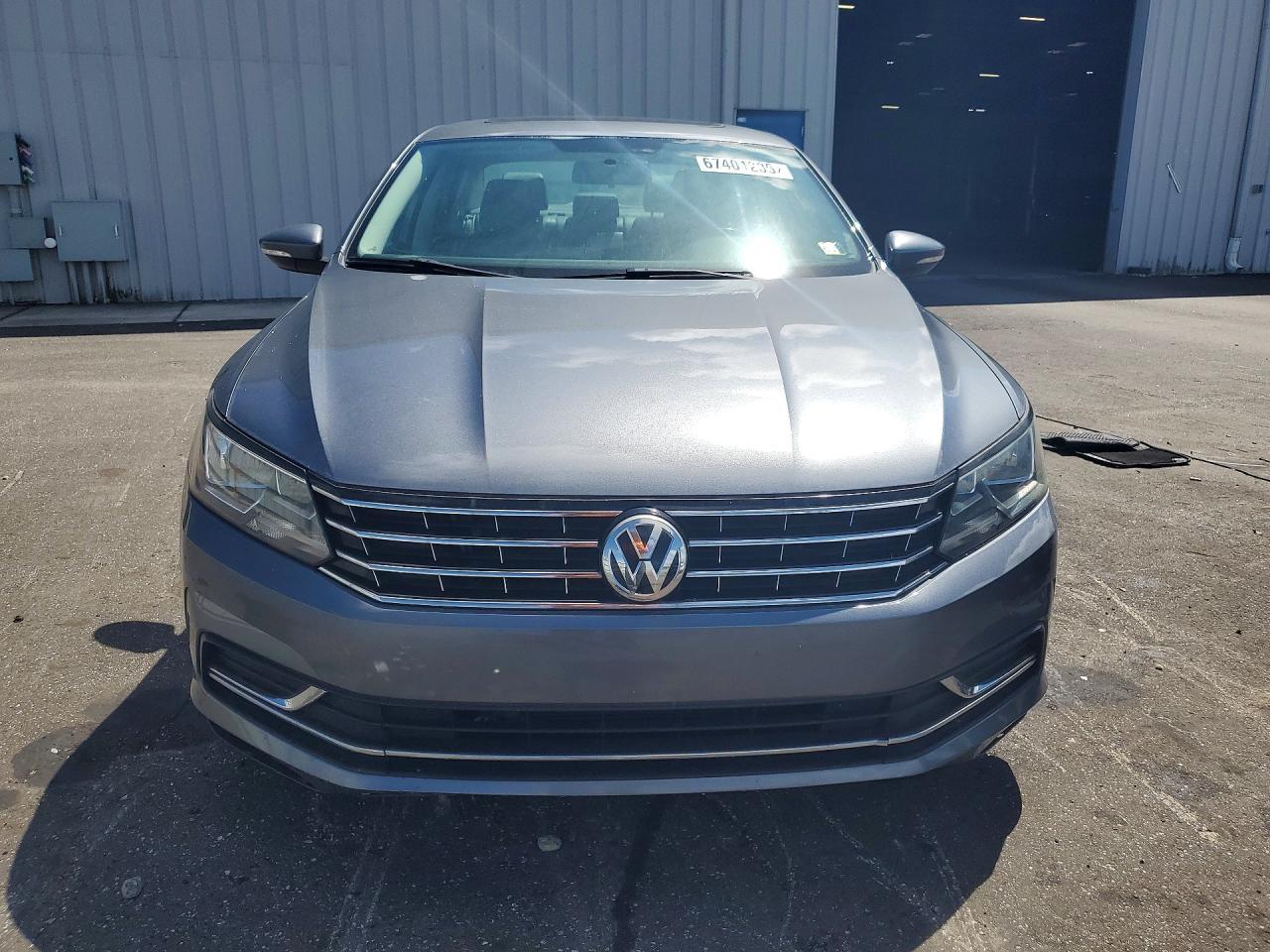 2016 Volkswagen Passat, SE