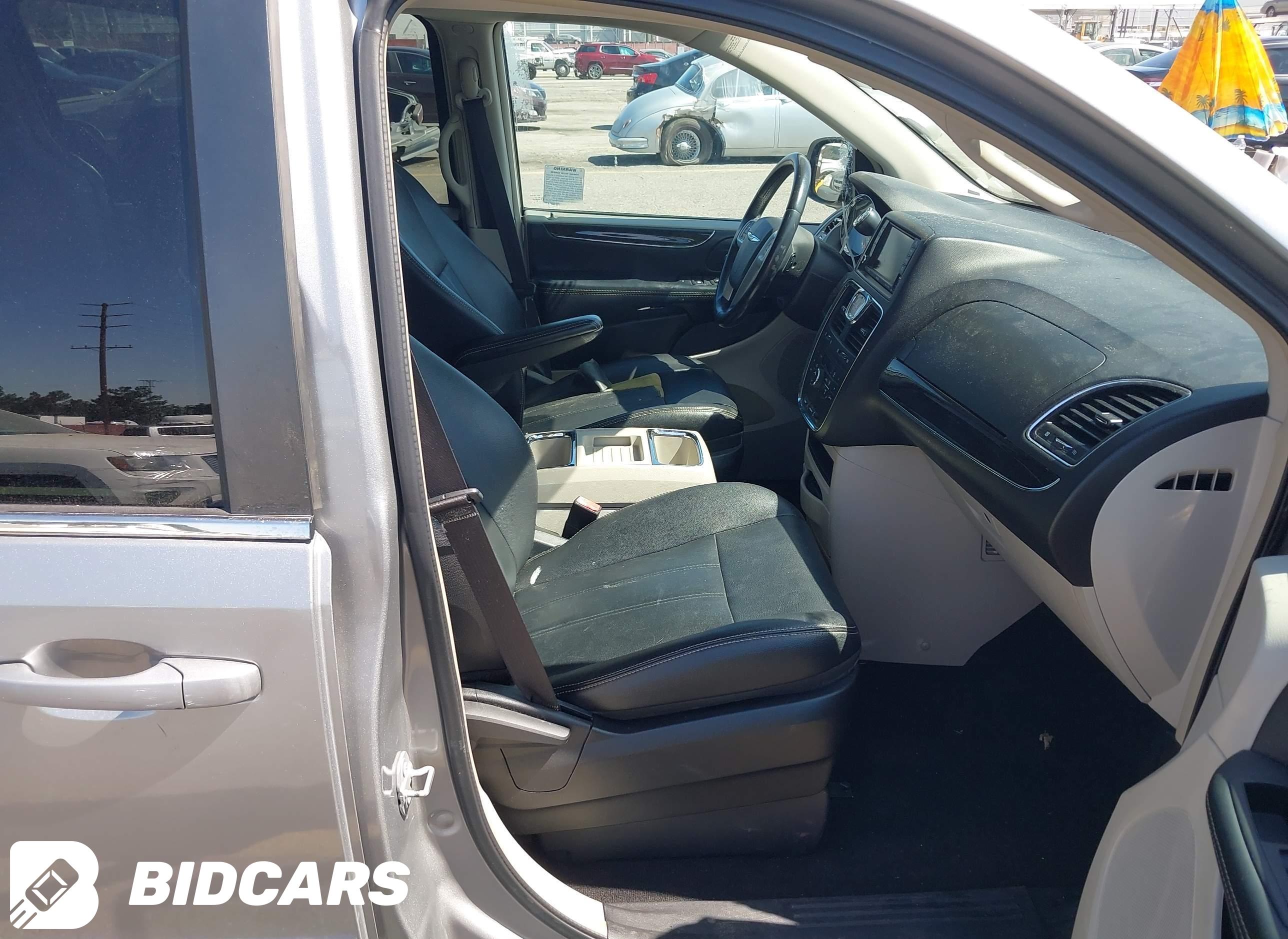 2016 Chrysler Town and Countr...