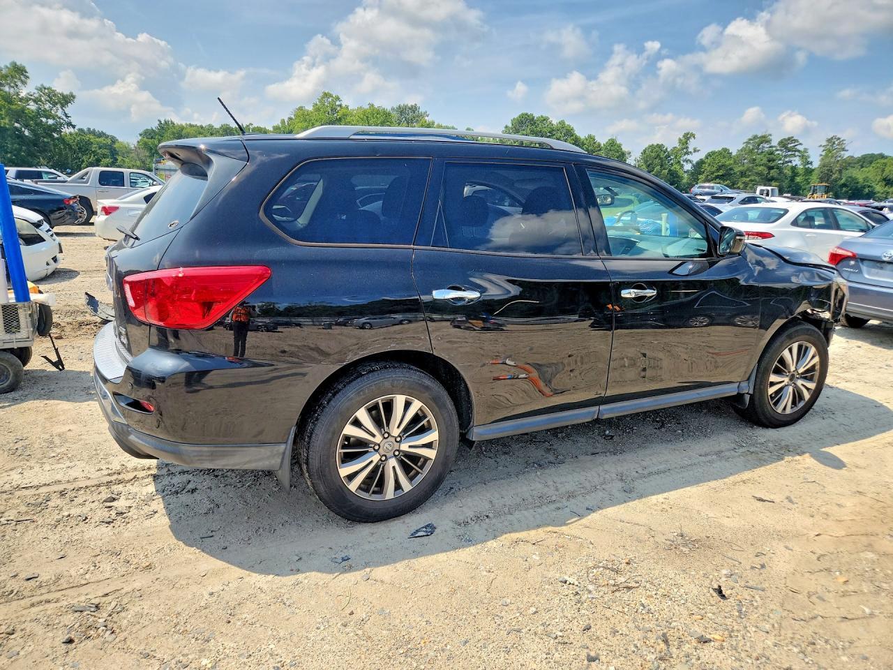 2018 Nissan Pathfinder, SV