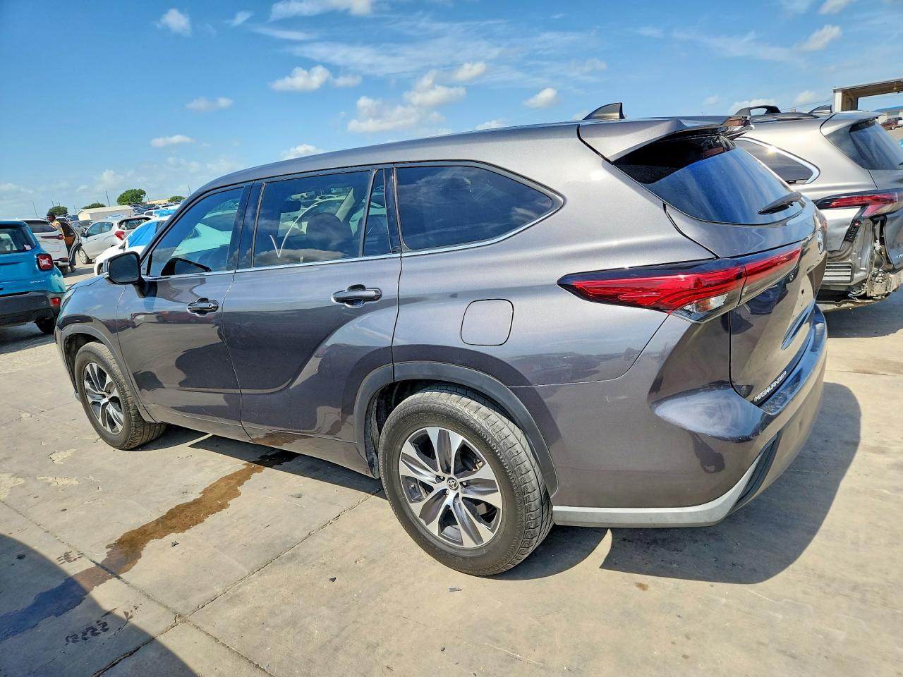 2022 Toyota Highlander, LE