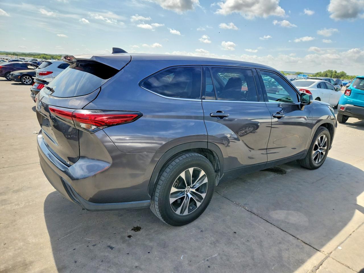 2022 Toyota Highlander, LE