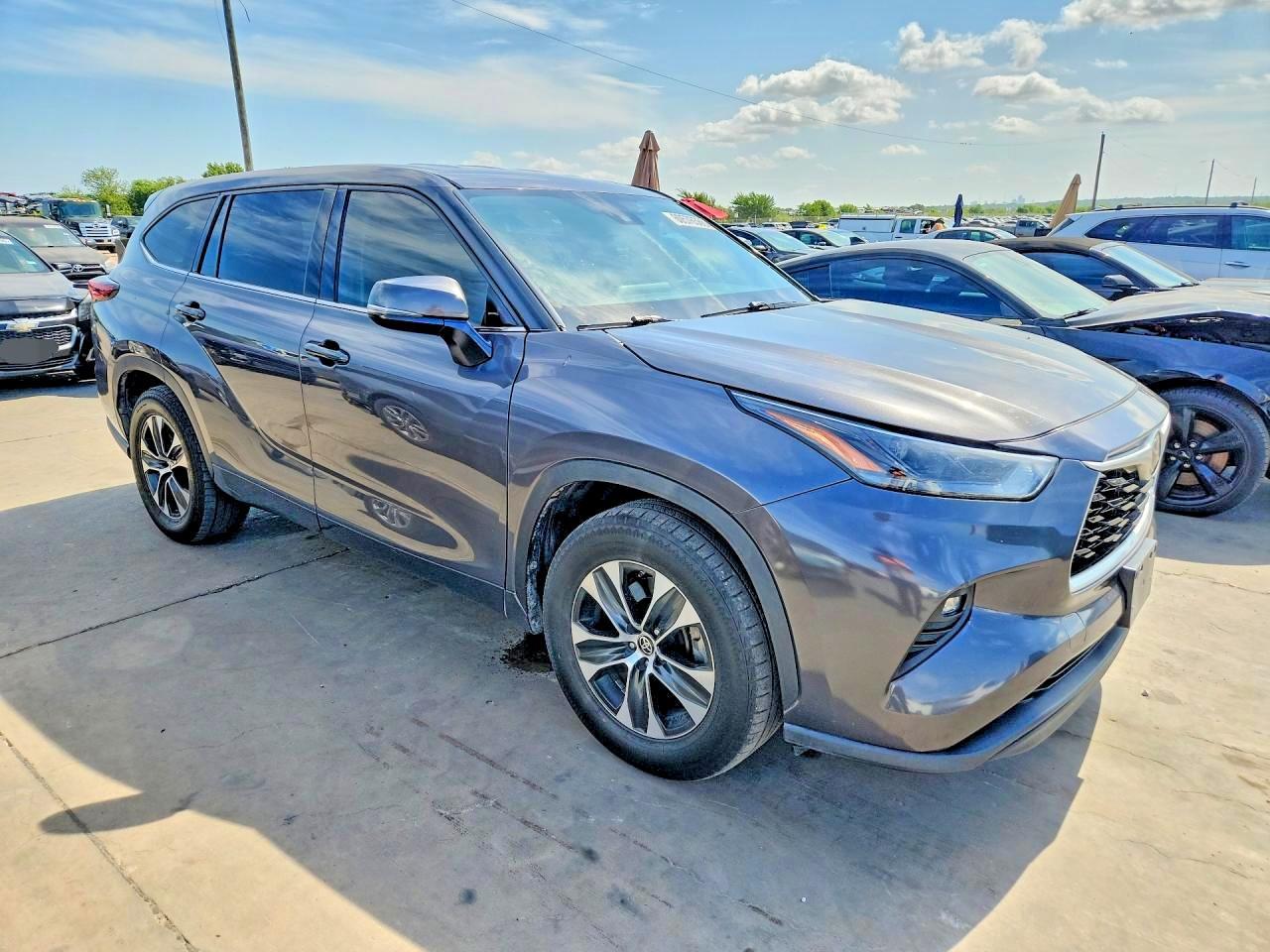 2022 Toyota Highlander, LE