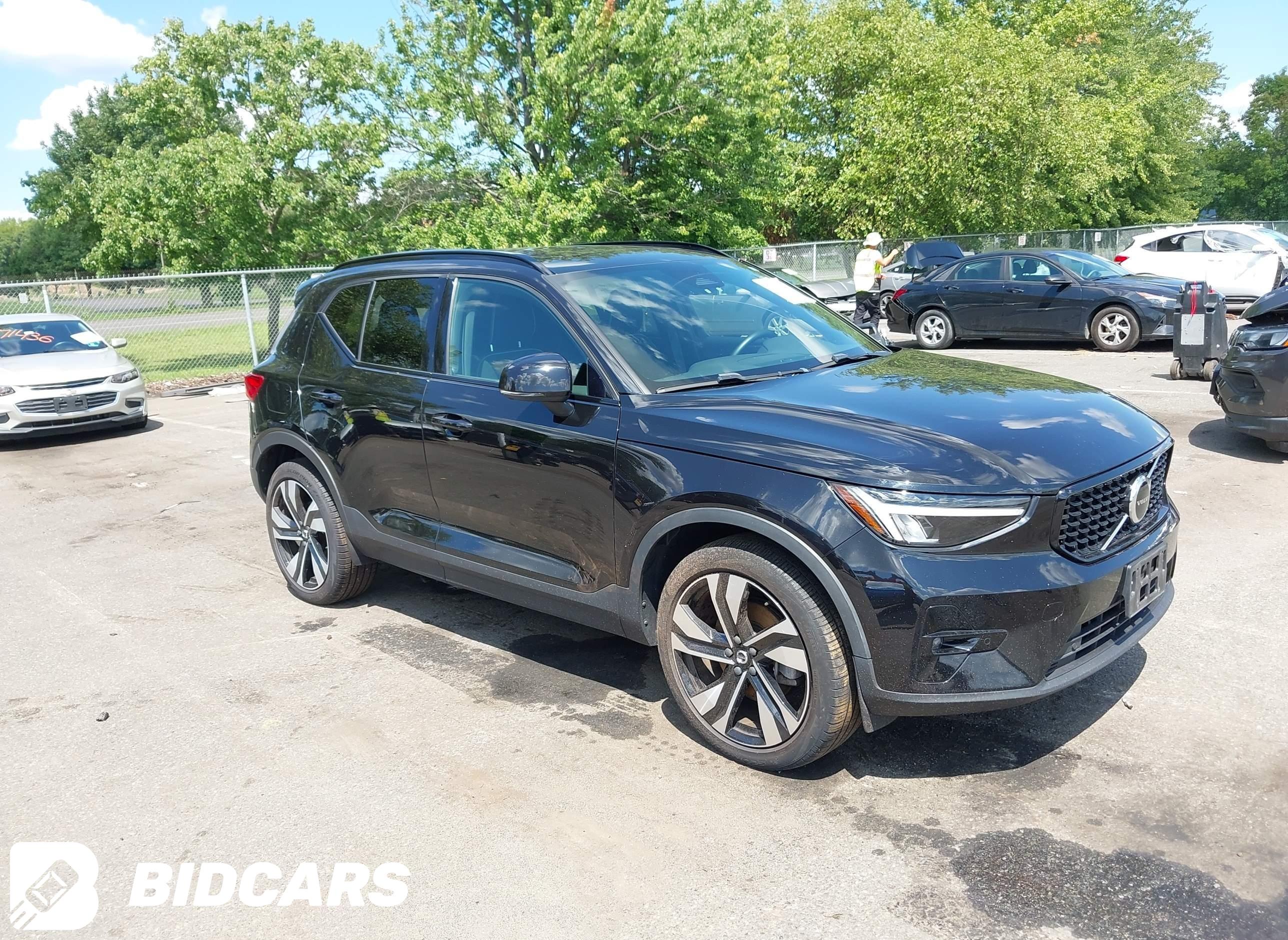 2023 Volvo XC40, B5 Plus Dark...