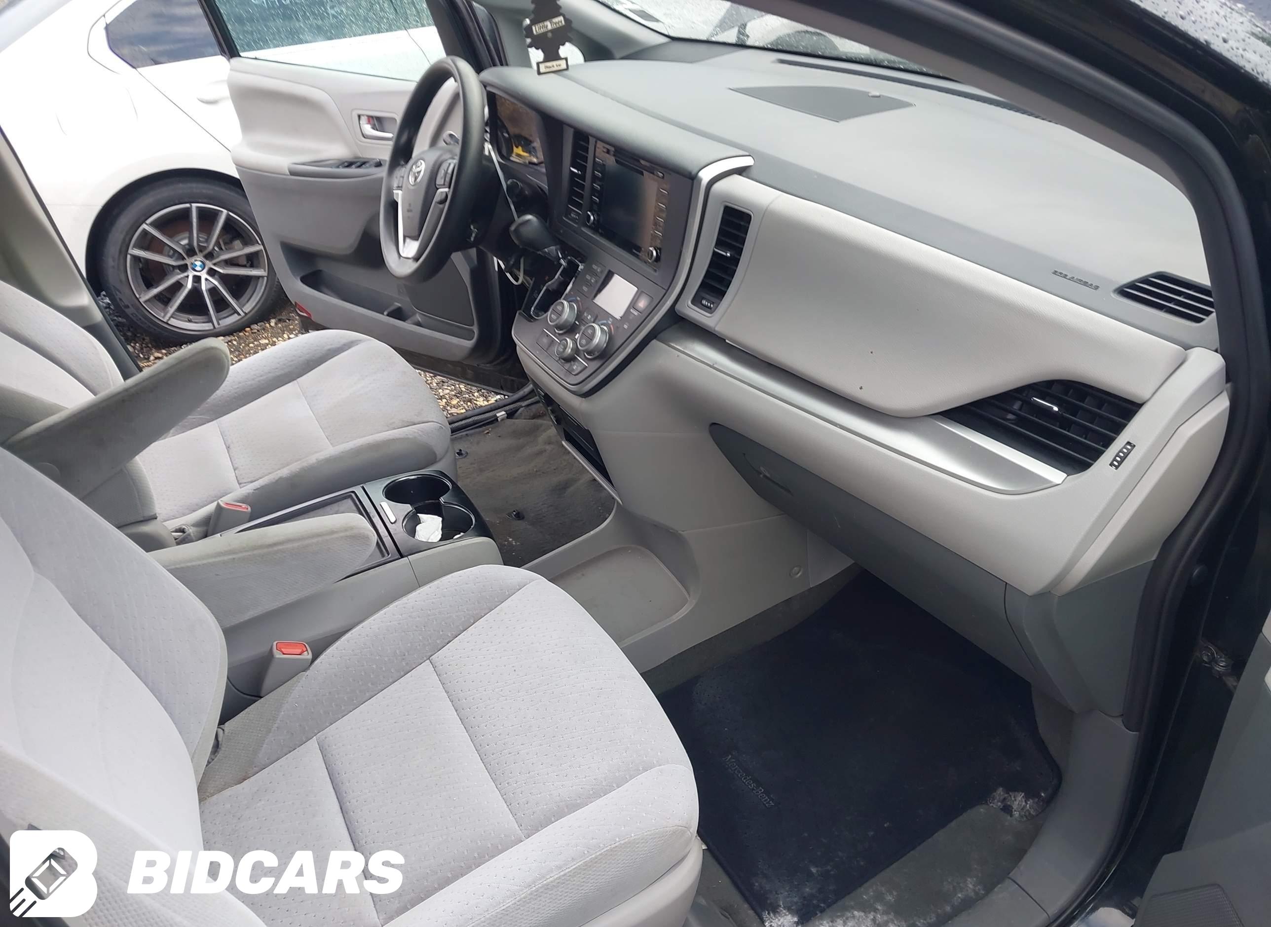 2020 Toyota Sienna, LE