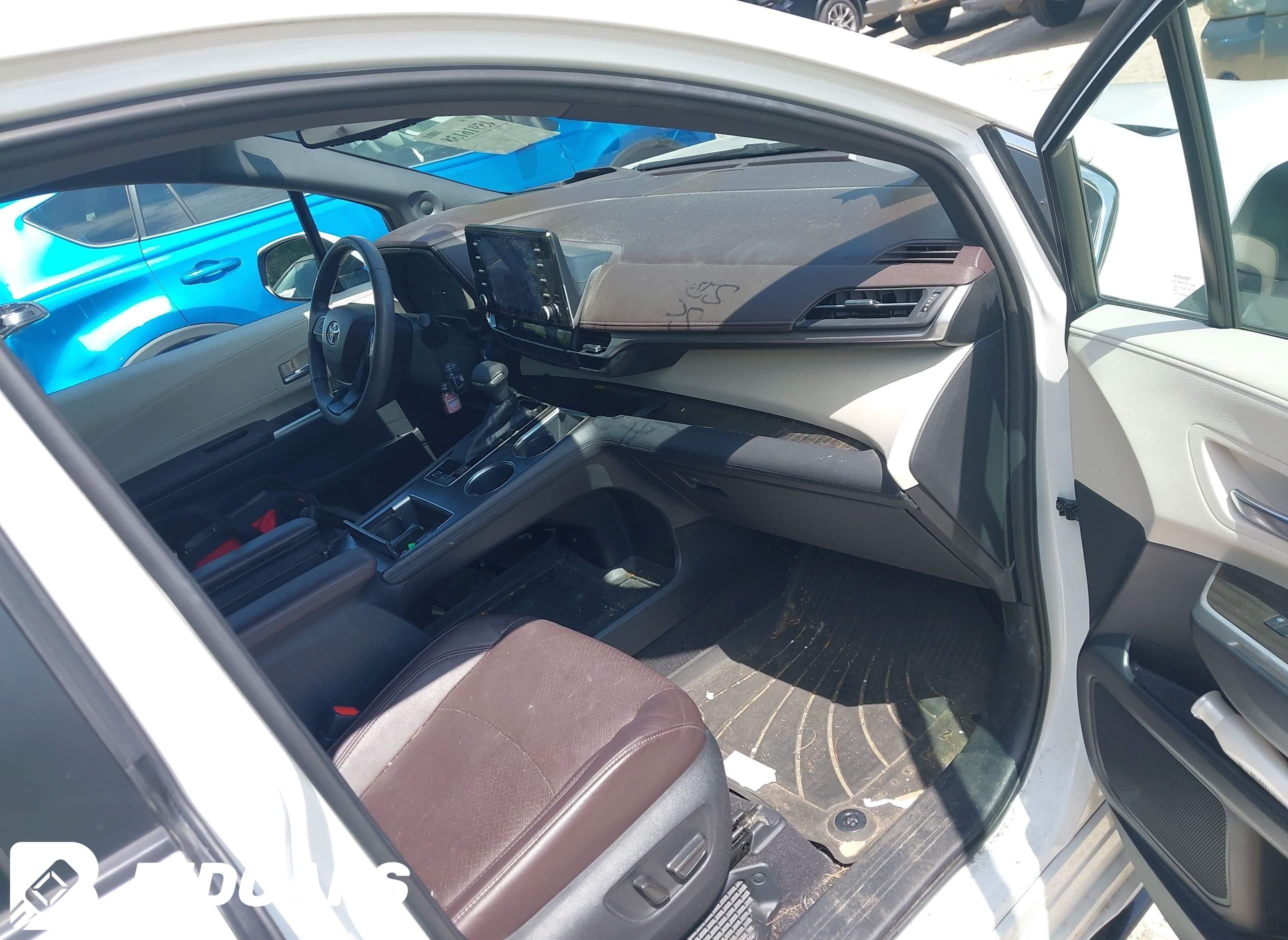 2022 Toyota Sienna, Platinum