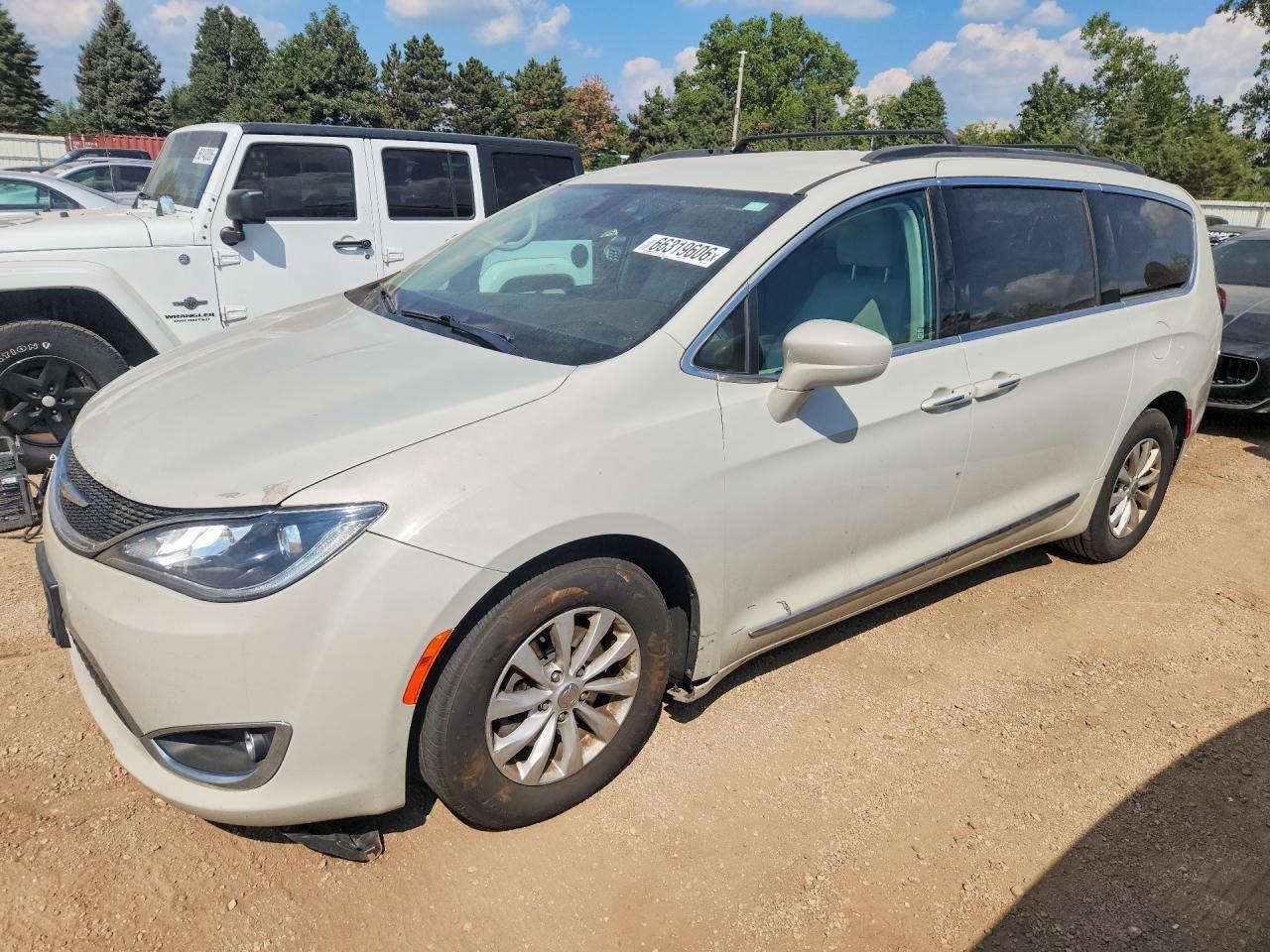 2017 Chrysler Pacifica, Touri...